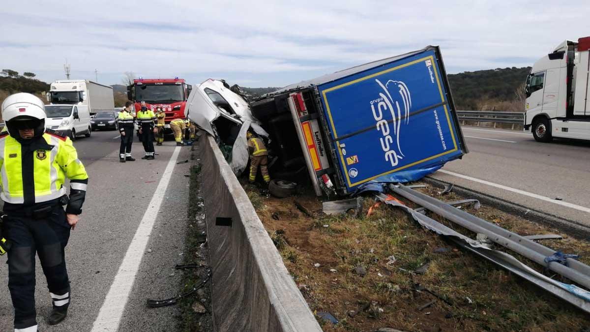 Un camió aixafa a l’AP-7 el cotxe de dues dones, que sobreviuen amb ferides lleus
