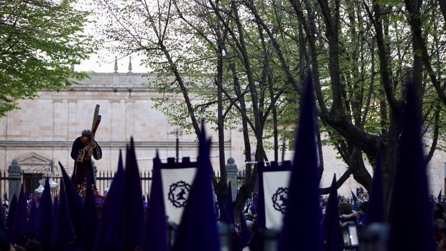 El Mozo, al fondo, entre los cofrades de Jesús del Vía Crucis.