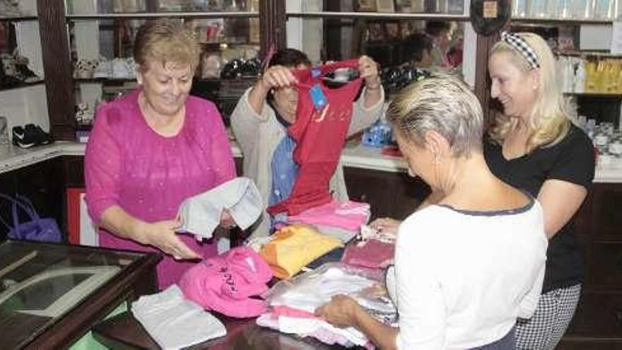 Mercadillo de Cáritas Cangas, en la calle Real. // Santos Álvarez