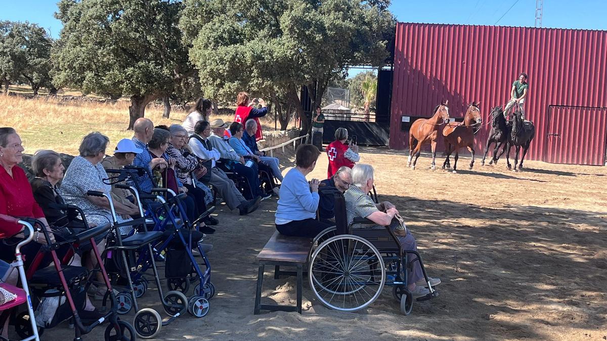 Los usuarios de la residencia Virgen de Luna de Villanueva de Córdoba disfrutan del espectáculo ecuestre de Paco Martos.