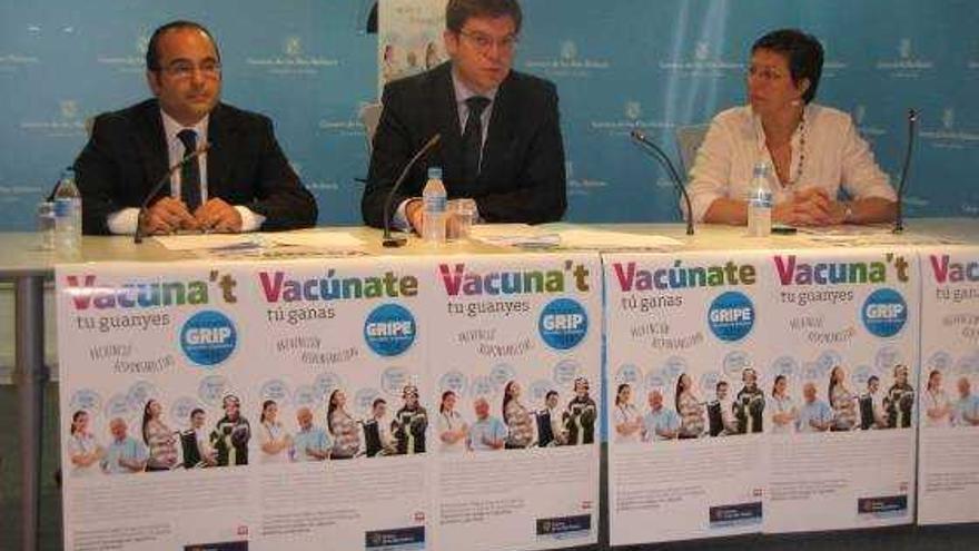 Rafel Santiso, Martí Sansaloni y Antònia Galmés presentaron ayer la campaña de vacunación.