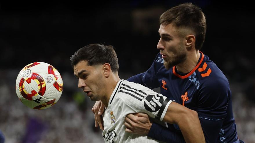 Mingueza sujeta a
Brahim durante la
visita copera del Celta
al Santiago Bernabéu.
| Efe