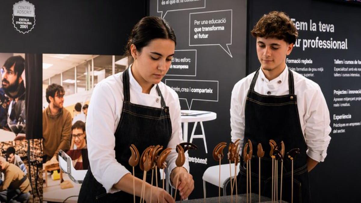 Joves participants en una activitat formativa vinculada a làmbit de la restauració.