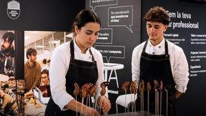 Joves participants en una activitat formativa vinculada a làmbit de la restauració.