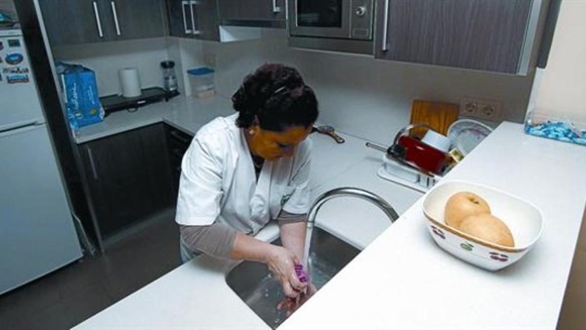Una empleada del hogar trabaja en una casa en Figueres.