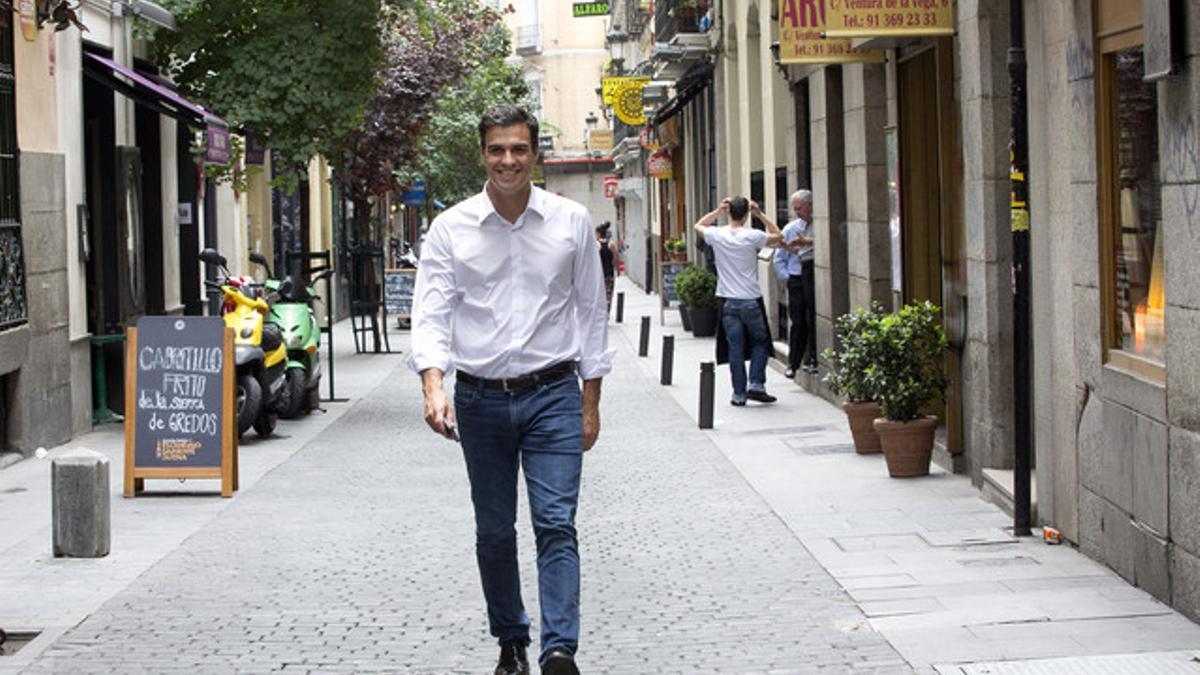 Pedro Sánchez, paseando por el centro de Madrid, esta semana.