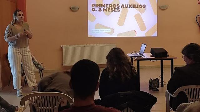 Formación de primeiros auxilios no Espazo Crianza.   | // D.P.