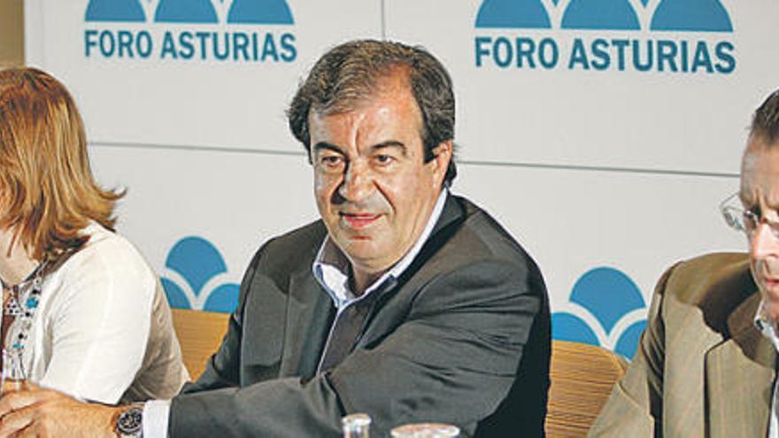 Álvarez-Cascos, entre Teresa Alonso y Pelayo Roces, el lunes, durante la comisión directiva de Foro Asturias.