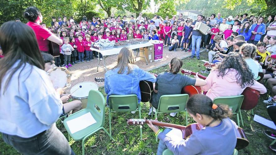 Actuación musical, en la tarde de ayer, mientras se asan las castañas.  // Bernabé/Cris M.V.