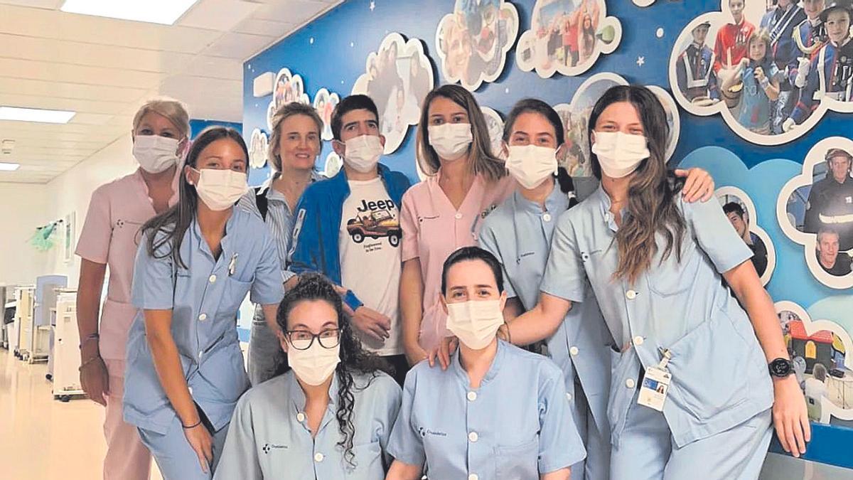 En el centro, Nieves Taboada y su hijo con el equipo del hospital.