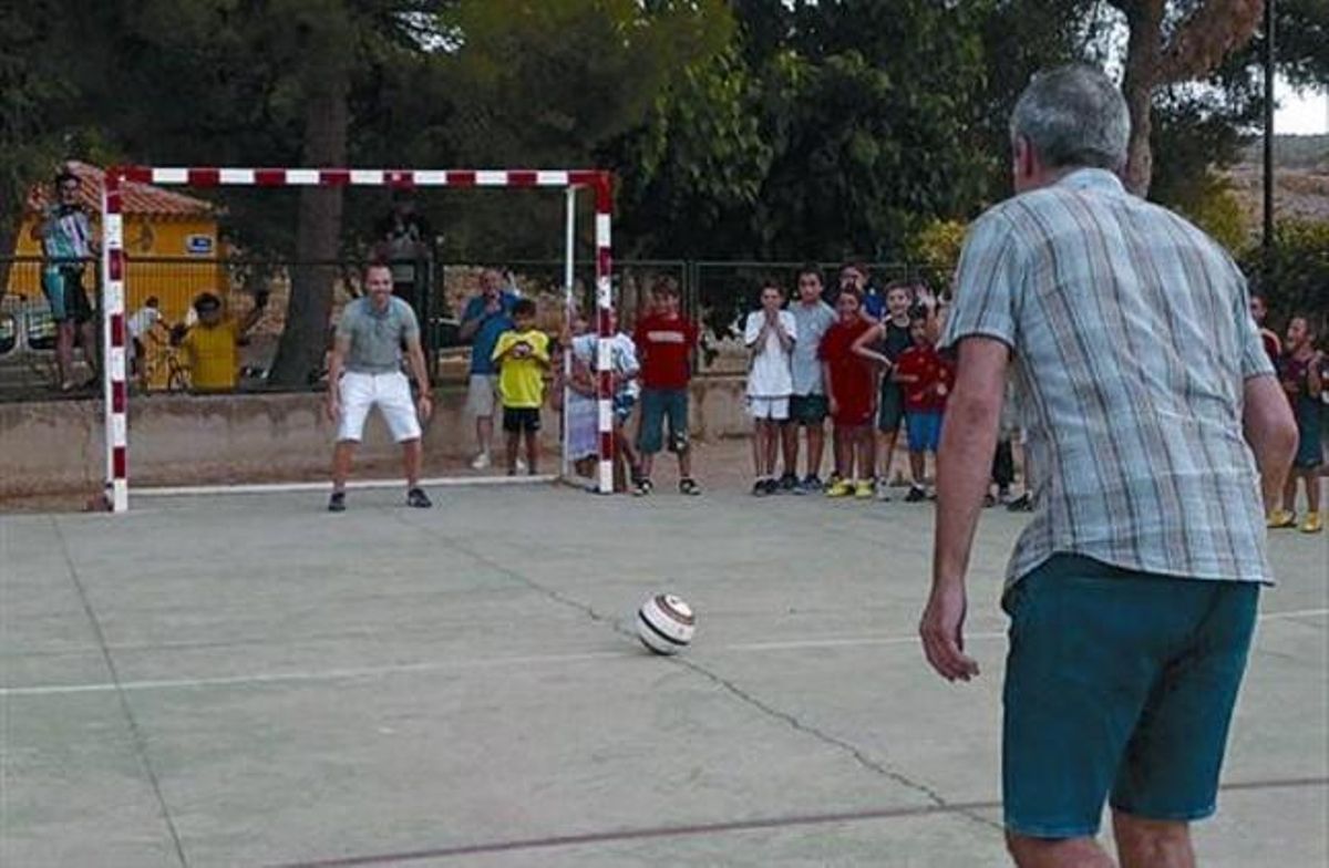 Andrés Iniesta i Albert Om, en un moment de la nova entrega d’’El convidat’