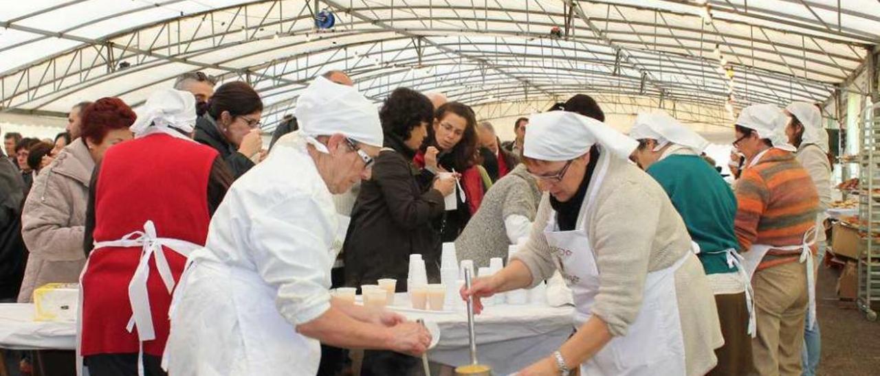 Un grupo de voluntarias sirven crema de calabaza a los asistentes de una pasada edición de la fiesta.
