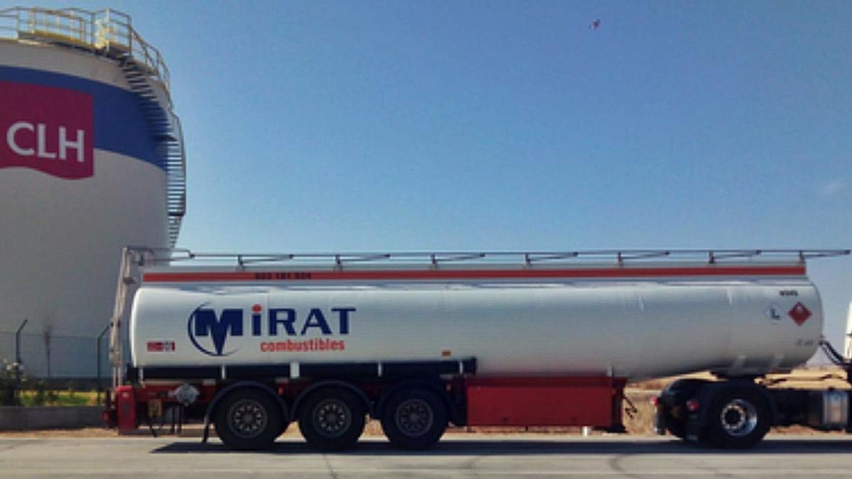 Un camión cisterna de alta capacidad de Mirat Combustibles junto a un depósito. | Cedida