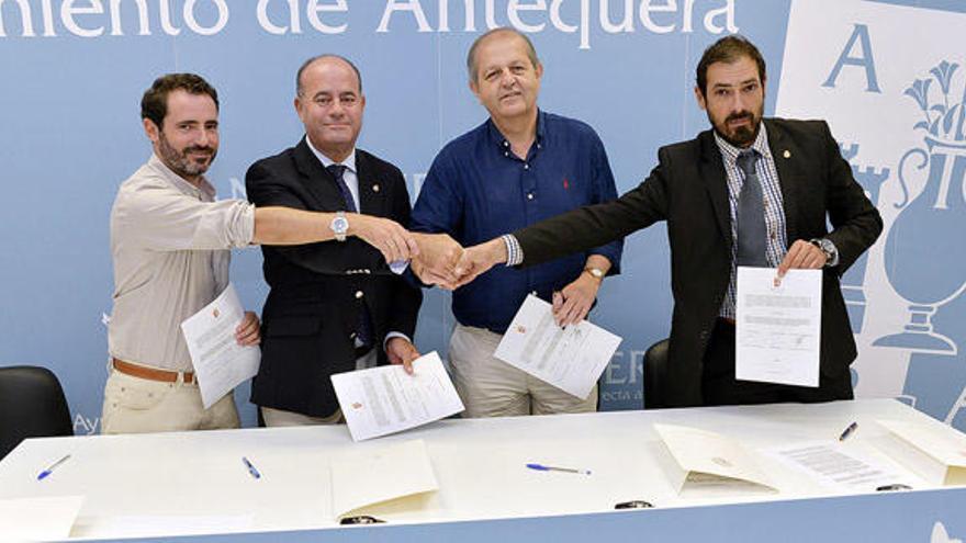 El portavoz del PP, el alcalde y los portavoces del PSOE y de IU tras la firma del convenio.