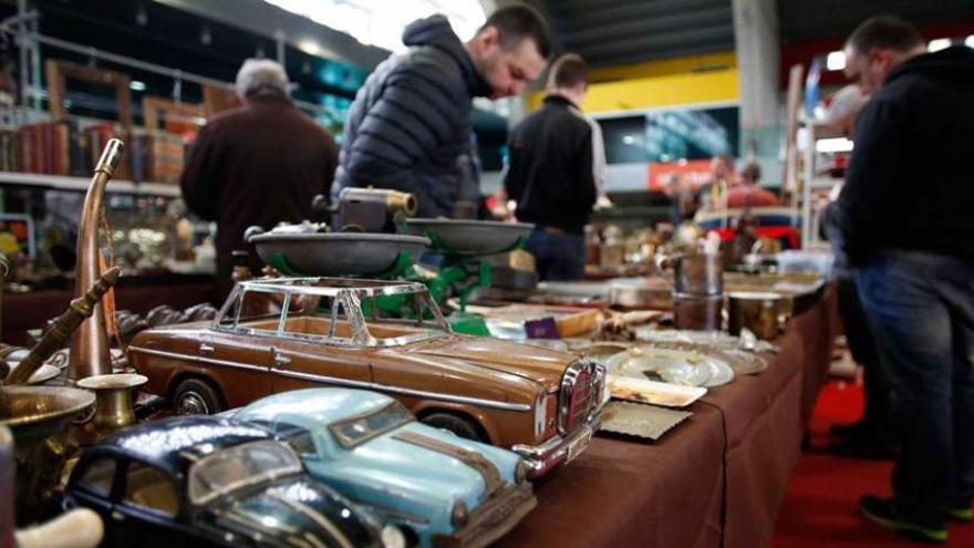 Un stand con reproducciones de coches antiguos.