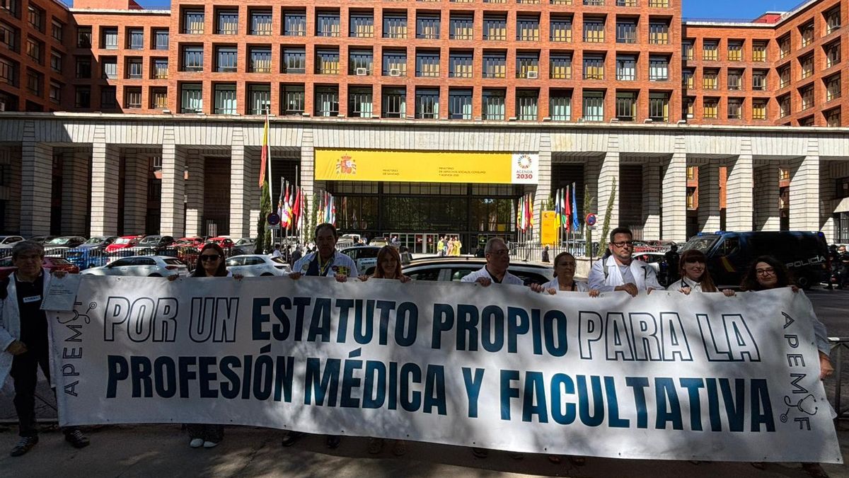 Concentración de médicos frente al Ministerio