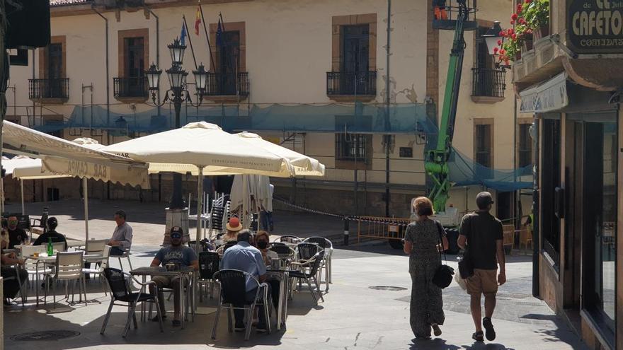 Ambiente en las terrazas de la plaza del Sol, en Oviedo.