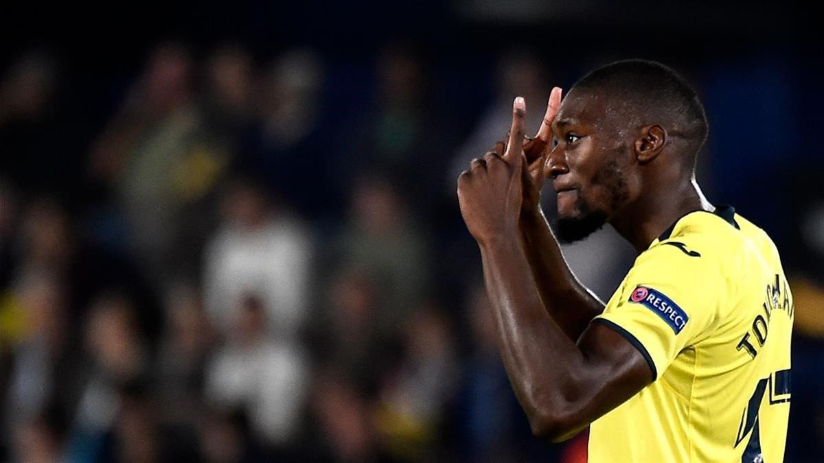 Toko Ekambi celebrando un tanto con el Villarreal