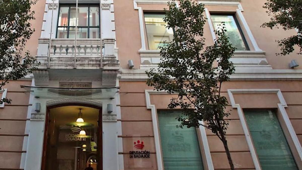 Fachada de la sede central de la Diputación de Badajoz.