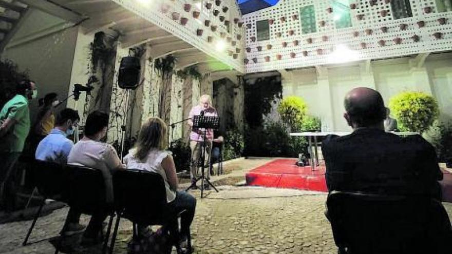 Luis Felipe Comendador lee poemas en la Casa de los Mora, en Lucena