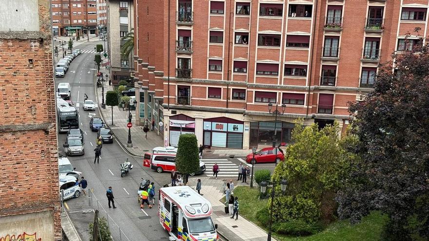 Dos heridos en un accidente de tráfico en una de las calles más transitadas de Oviedo