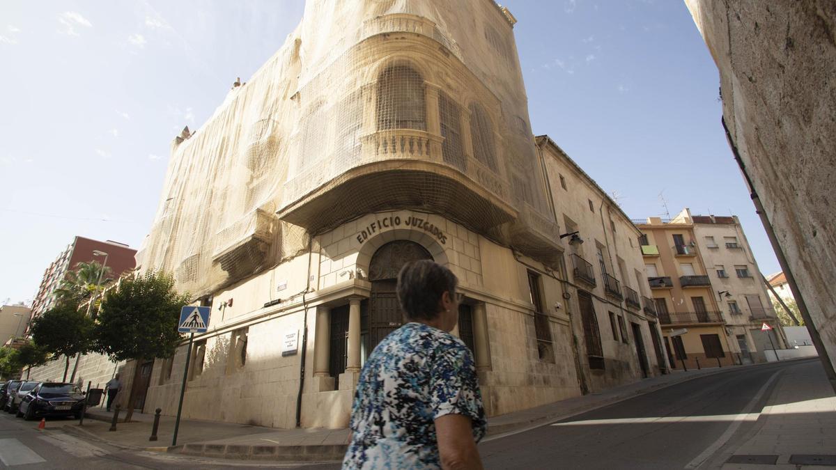 Una señora pasa ante el edificio de los juzgados de Ontinyent, en una imagen de archivo.