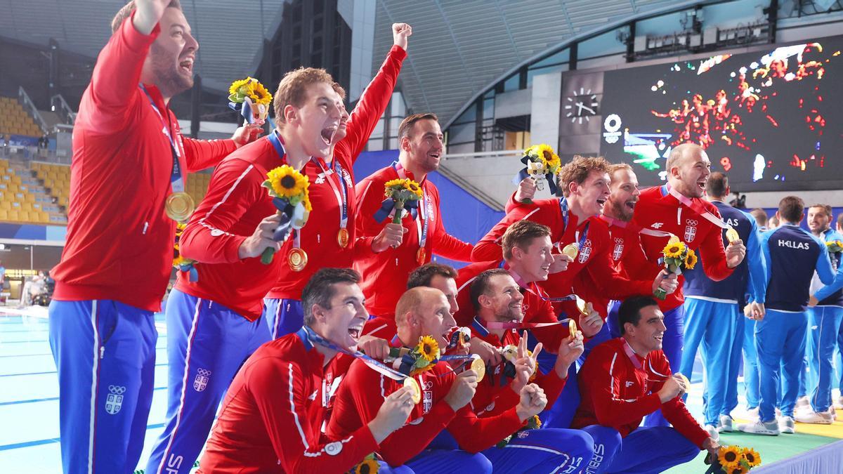 Los jugadores de Serbia, con la medalla de oro.