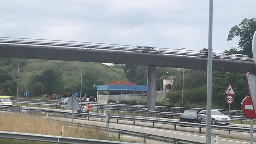 Accidente sin heridos en la Autovía del Cantábrico