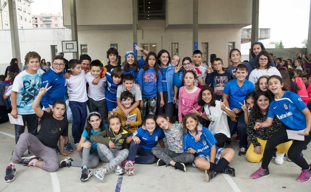 Los jugadores del Real Oviedo, Esteban y Diegui, visitan el colegio de La Corredoria 2