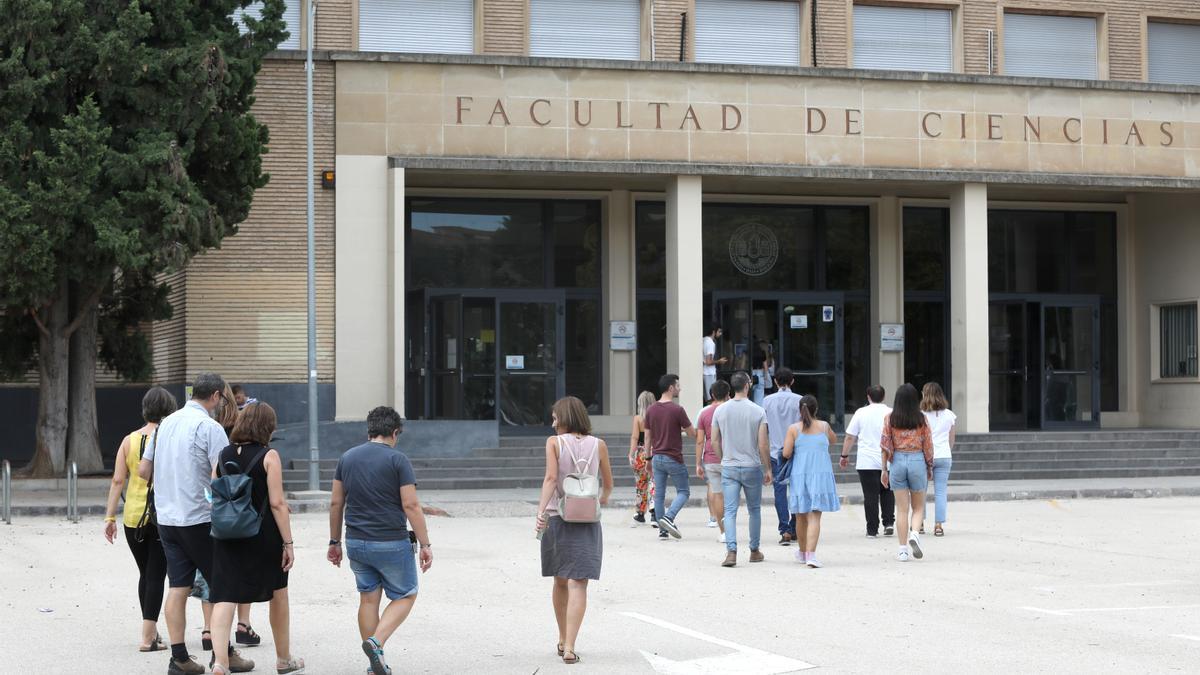 Varios estudiantes en la Universidad de Zaragoza, a principios de curso.