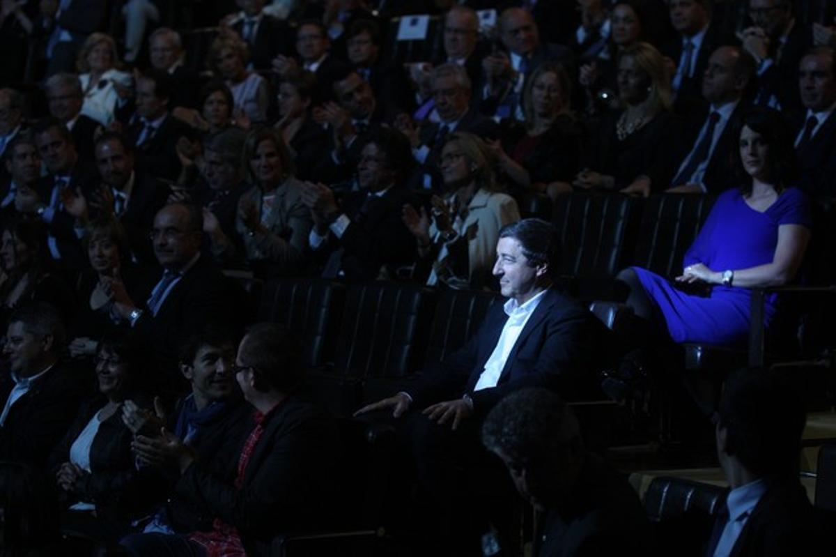 Joan Roca, d’El Celler de Can Roca, rep l’aplaudiment del públic en la gala de Català de l’Any.