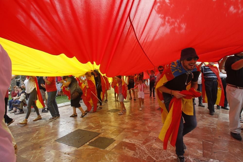 Caravana de vehículos con banderas españolas en València