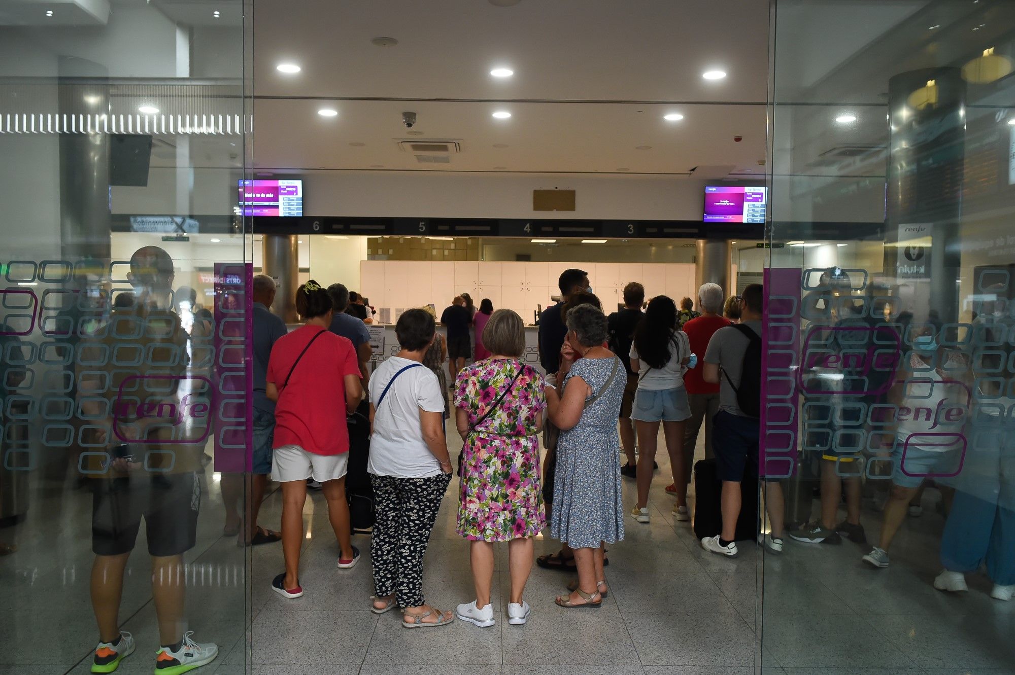 Ya se pueden adquirir los nuevos abonos gratuitos del Cercanías en la estación María Zambrano