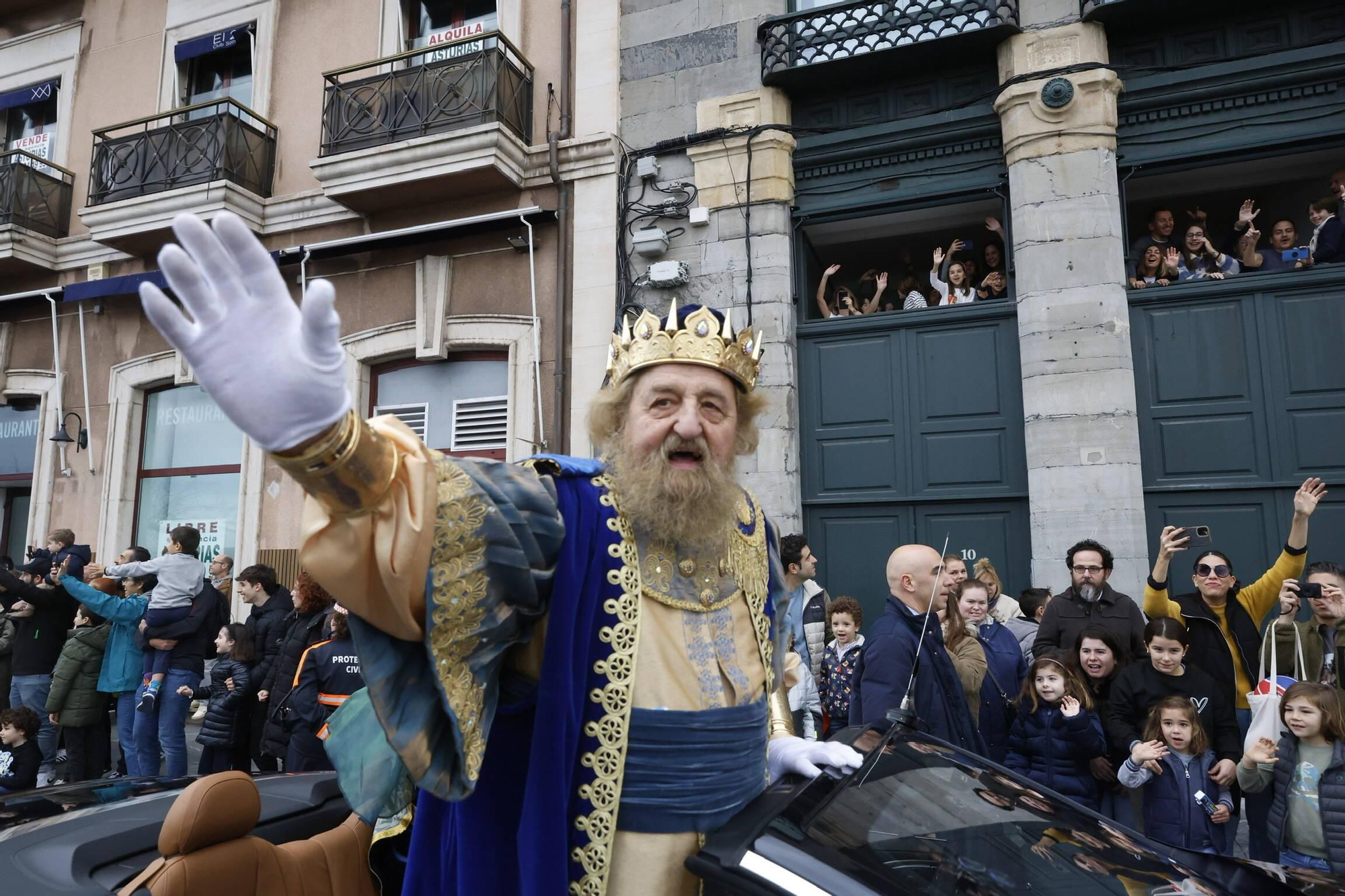 En imágenes: Los Reyes Magos desembarcan en Gijón