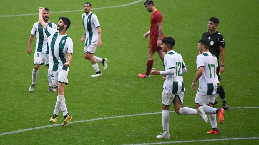 Visus celebra el primer gol del Córdoba CF B bajo un diluvio en El Arcángel ante el Antoniano.