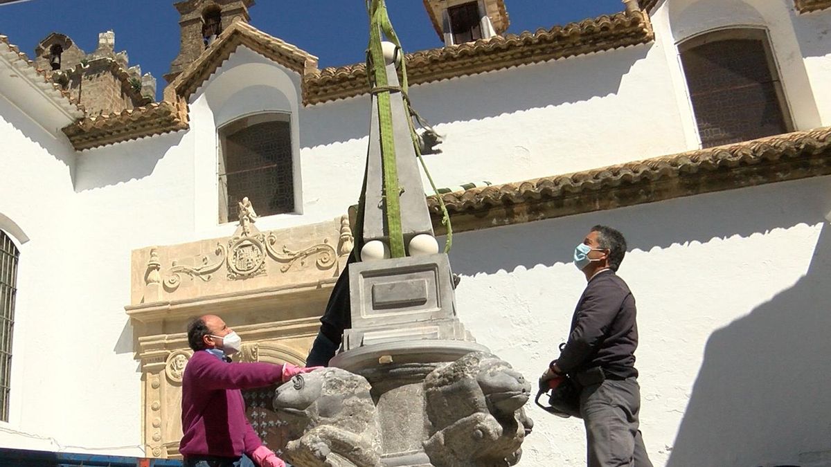 Trabajos de montaje de las piezas que conforman la fuente, del siglo XVI.