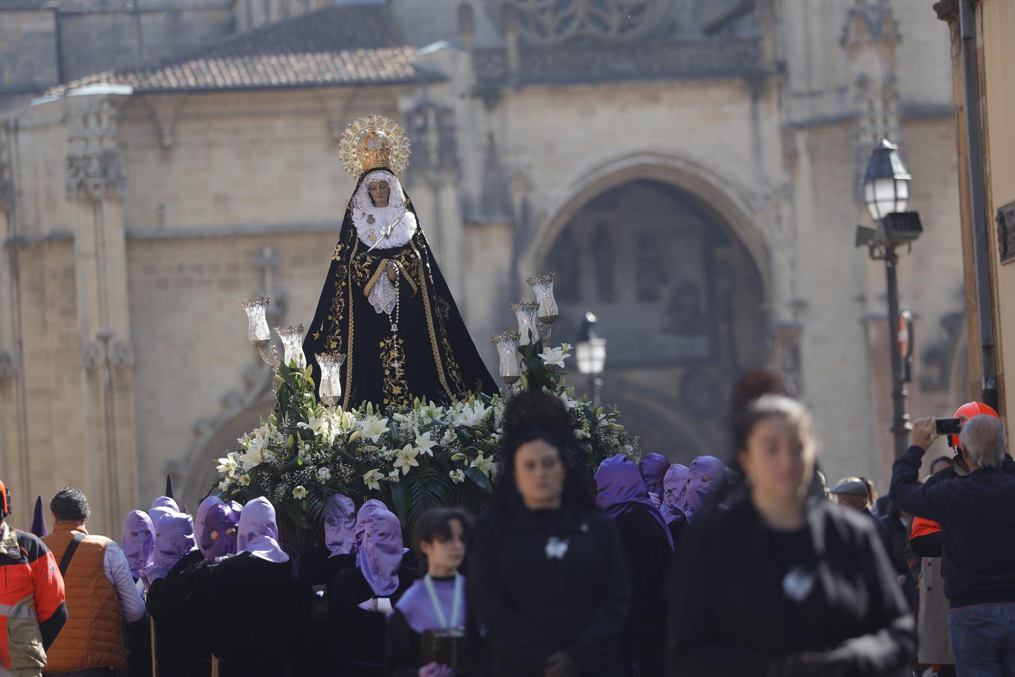 EN IMÁGENES: Así fue la procesión de la Soledad en la Semana Santa de Oviedo