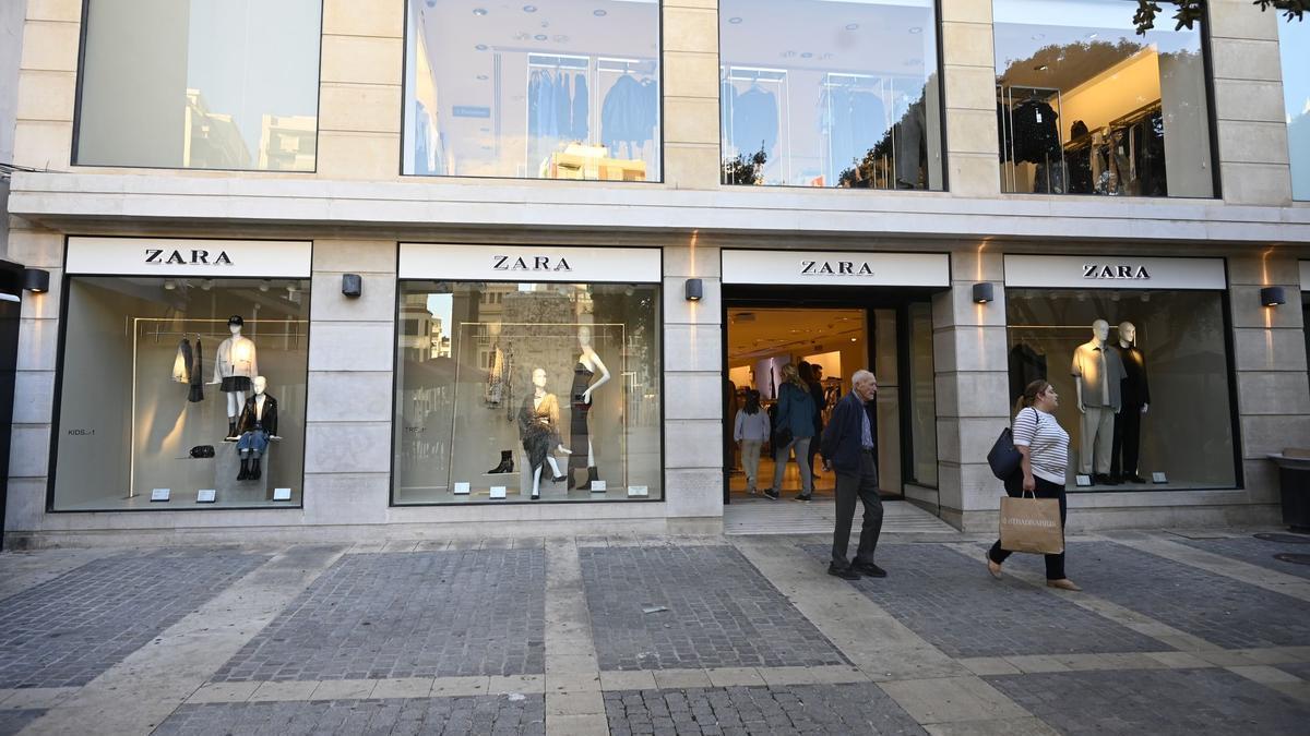Fachada de la tienda de Zara en la plaza Santa Clara de Castelló.