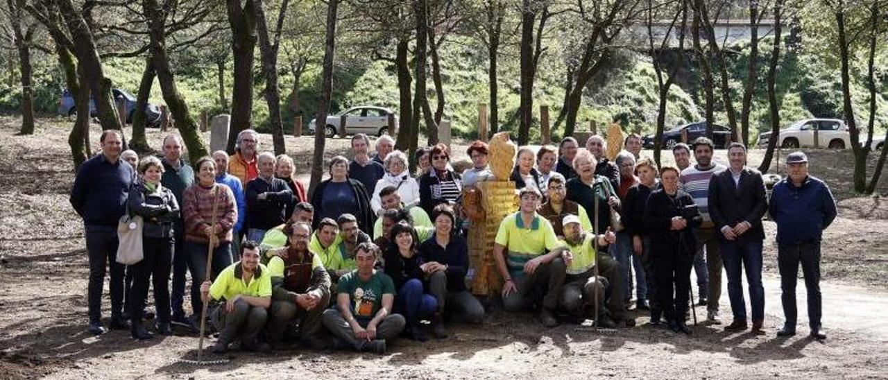 Usuarios y trabajadores de la Fundación Juan XXIII junto a comuneros de Barro, vecinos y representantes del Concello.  // GUSTAVO SANTOS