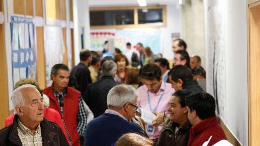 Votantes en un colegio electoral.