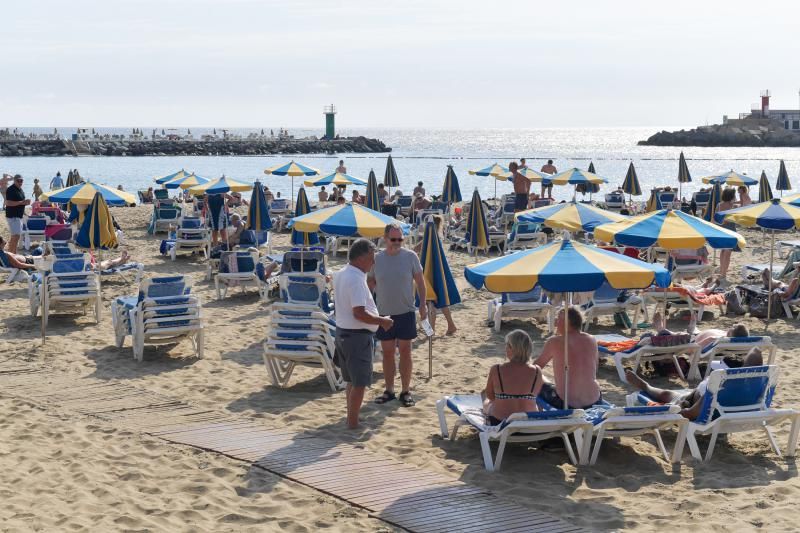 Costas ordena la retirada de las hamacas, sombrillas y patines de la playa de Puerto Rico