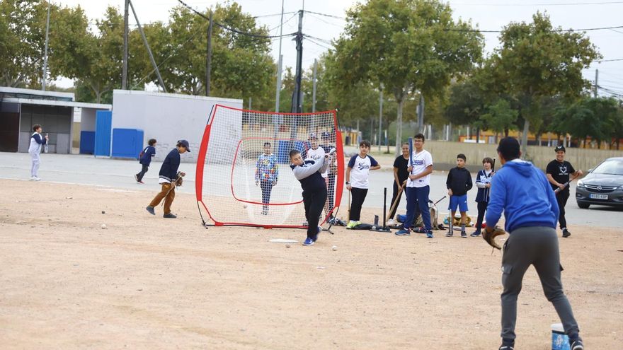 El béisbol une a cordobeses y migrantes en el club Kyrios