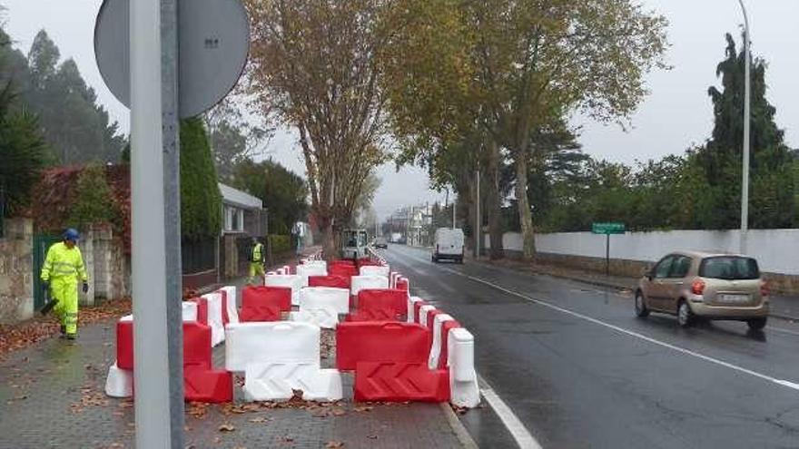 Trabajos de preparación para colocar el sifón en una acera