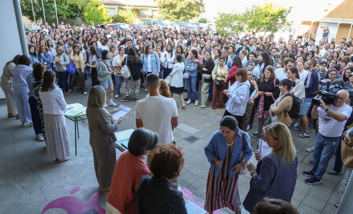 Candidatos a una plaza de profesor convocados a un examen de oposición.