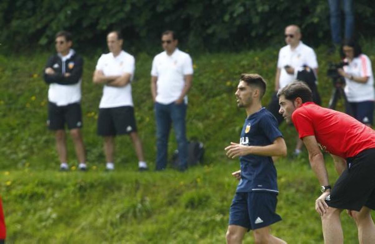 El Valencia CF entrena bajo la mirada de Alemany y Murthy