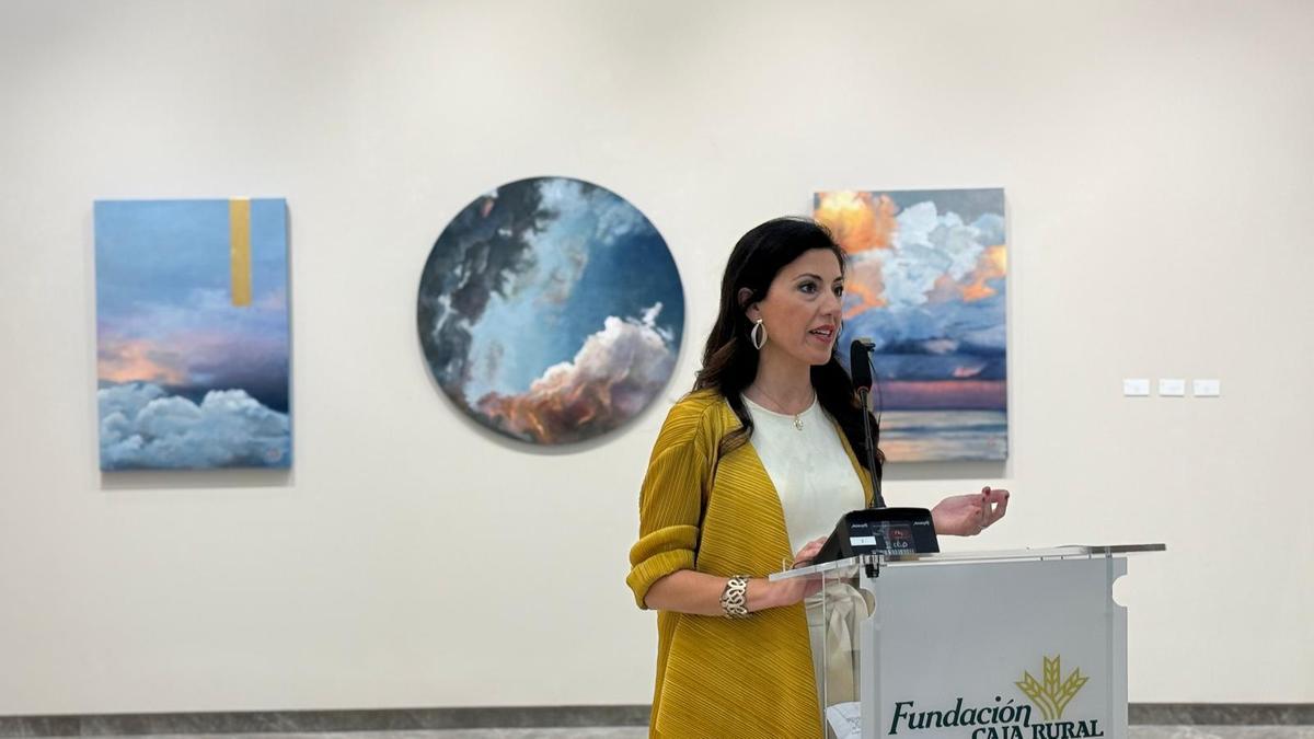 María Oria explica la temática de su exposición pictórica en Fundación Caja Rural del Sur.