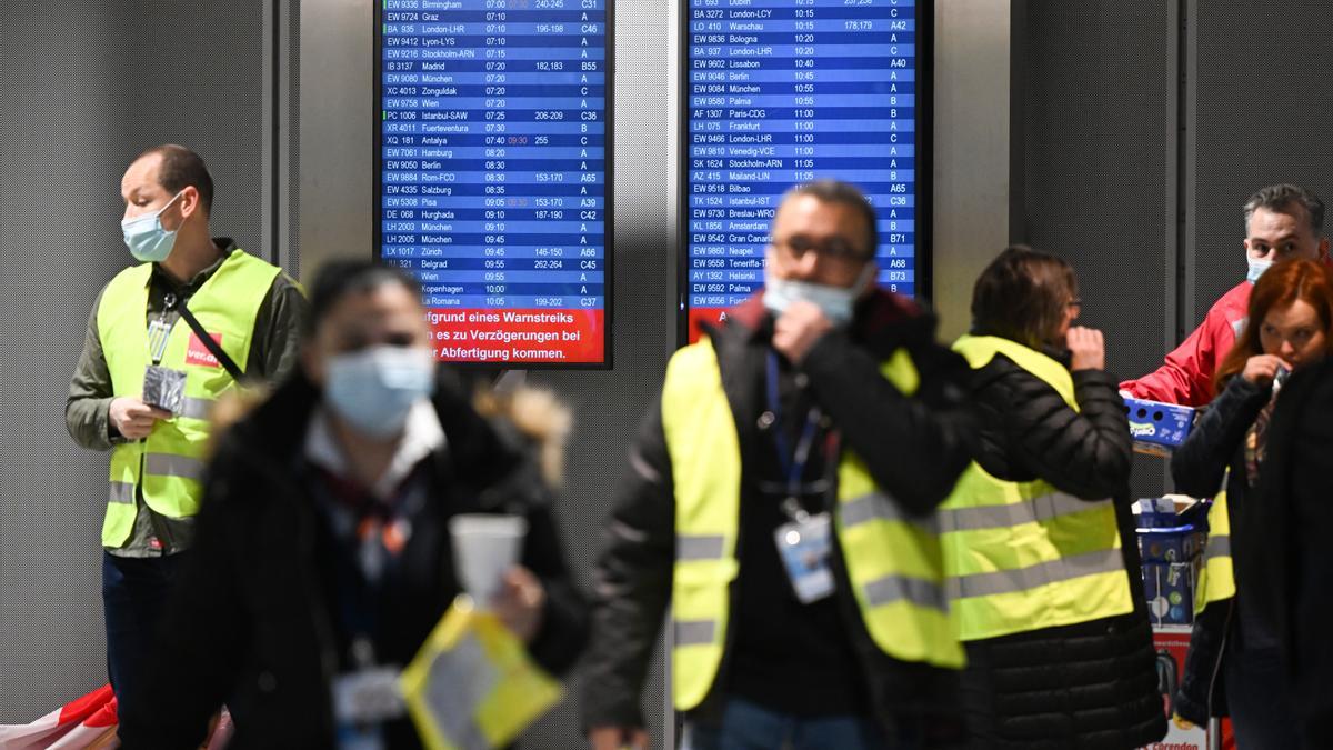 Vertreter von Verdi sprechen am Montag 14.3. zu den streikenden Sicherheitsleuten am Flughafen Düsseldorf.