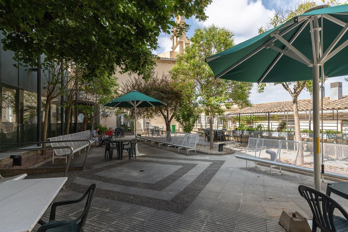 Instal·lacions, amb pati i jardí, amb una zona d'hort, al centre de la ciutat de Girona.