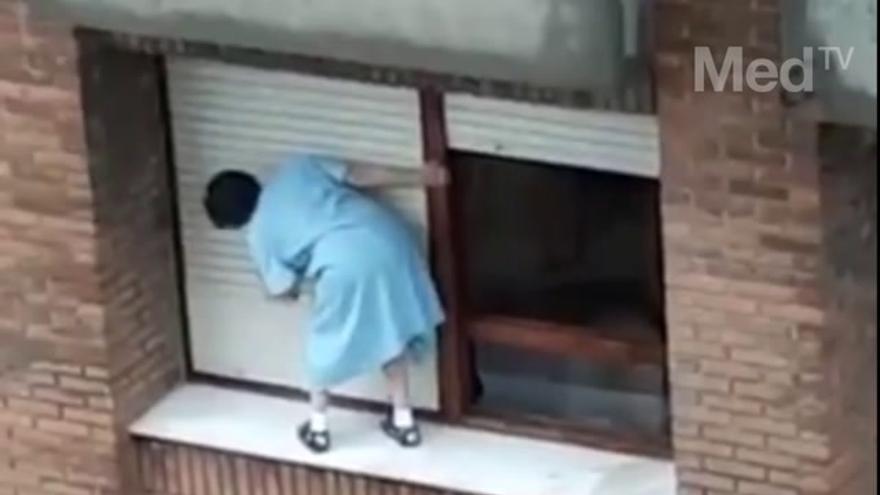 El impactante vídeo de una mujer limpiando la ventana en último piso