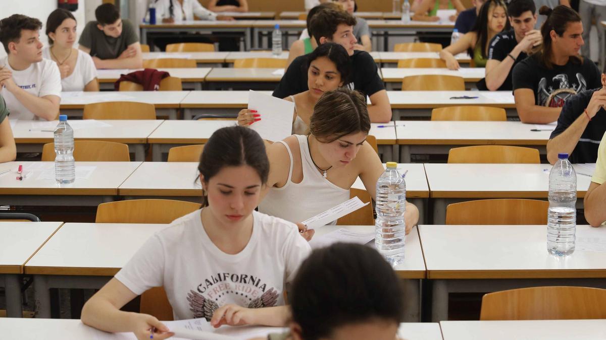 Inicio de las pruebas de selectividad con la presencia de la vicerrectora de Estudiantes y Emprendimiento Esther Gomez